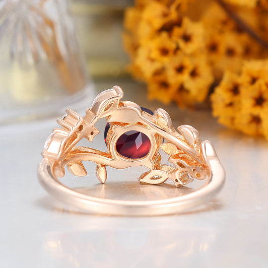 14k roségoud natuurlijke rode granaat ronde slijpvorm natuur geïnspireerde bladrank bypass ring