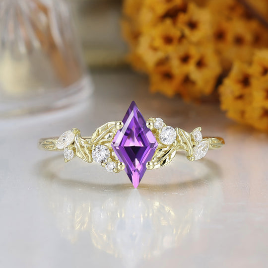 Door bladeren geïnspireerde ruitvormige geslepen natuurlijke amethist verlovingsring massief gouden dames trouwring