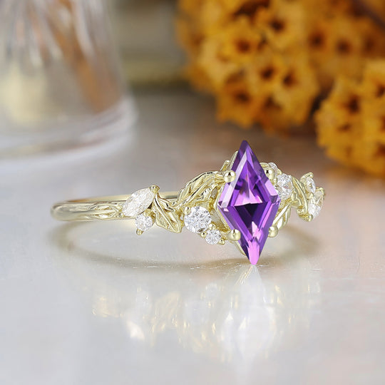 Door bladeren geïnspireerde ruitvormige geslepen natuurlijke amethist verlovingsring massief gouden dames trouwring