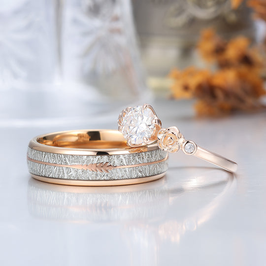 Stijlvolle ronde moissanite paarringen met bloemgravure, roségoud verguld — liefdesringen voor hem en haar