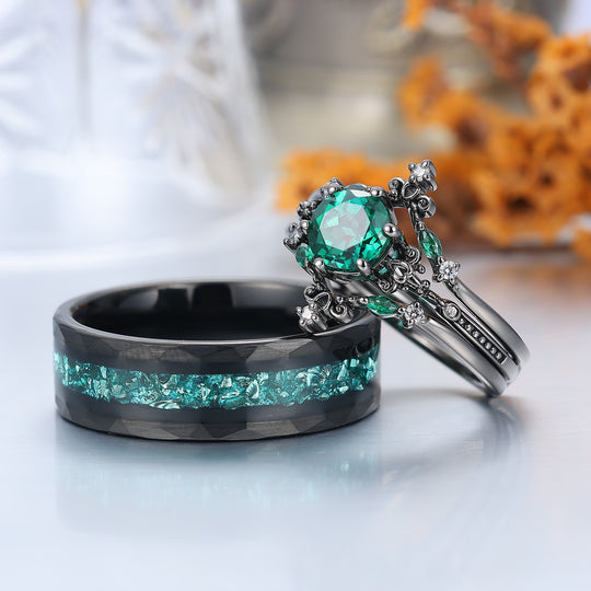 Set di anelli per coppia con motivo a volute, smeraldo taglio rotondo, delicati, placcati in nero, per lui e per lei