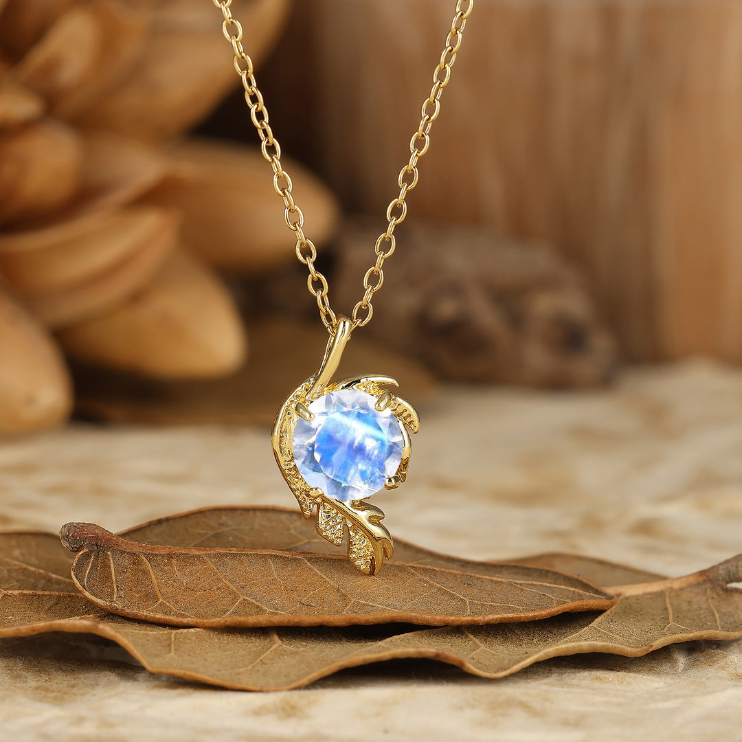 Inspiré Par la Nature — Pendentif Solitaire Pierre de Lune Taille Ronde Enveloppé Feuille Collier Or 14K Pour Femmes