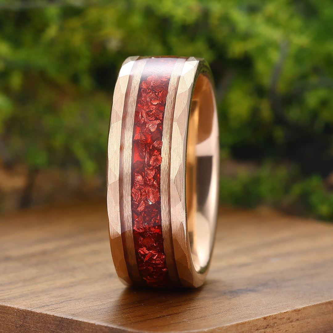 Coppia di anelli in stile antico a forma ovale con granato rosso, filigrana e decorazione milgrain, placcati in oro rosa, per lui e per lei