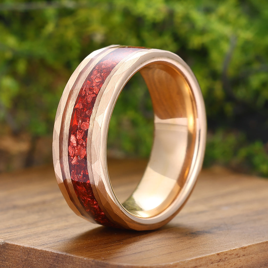 Nobele set met natuurlijke rode granaat, milgrain‑afwerking, roségoud verguld — bijpassende ringen voor hem en haar