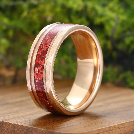 Nobele set met natuurlijke rode granaat, milgrain‑afwerking, roségoud verguld — bijpassende ringen voor hem en haar