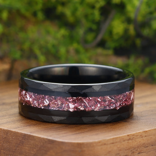 Anello di Promessa da Uomo in Carburo di Tungsteno con Zaffiro Rosa Sbriciolato, Fascia Martellata da 8mm