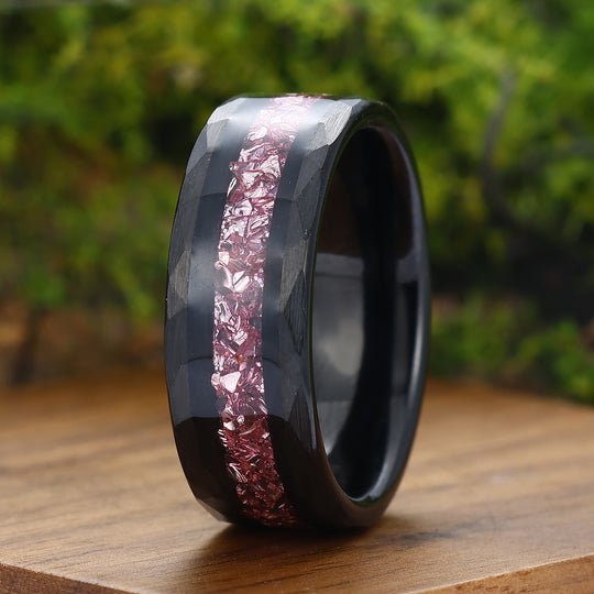 Anello di Promessa da Uomo in Carburo di Tungsteno con Zaffiro Rosa Sbriciolato, Fascia Martellata da 8mm