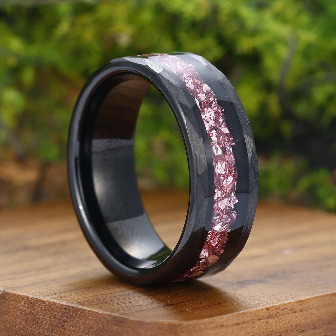 Anello di Promessa da Uomo in Carburo di Tungsteno con Zaffiro Rosa Sbriciolato, Fascia Martellata da 8mm