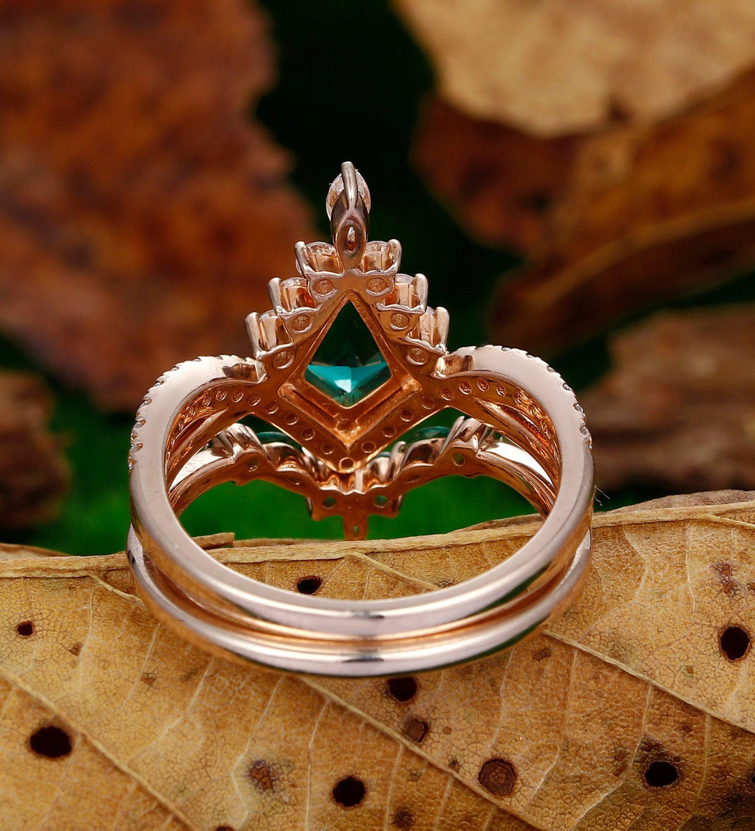 1.35CT Kite Shape Emerald Moissanite Half Eternity Ring Emerald V Shape Ring Set - Esdomera