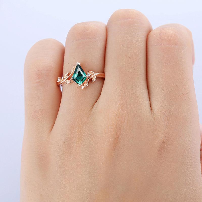 Ginger Lyne - Anillo de compromiso de esmeralda verde simulada para mujer de 4 quilates con circonita cúbica de corte princesa en plata de ley con piedras laterales de baguette, elegante Ginger Lyne - Anillo de compromiso de esmeralda verde simulada para mujer de 4 quilates con circonita cúbica de corte princesa en plata de ley con piedras laterales de baguette, elegante