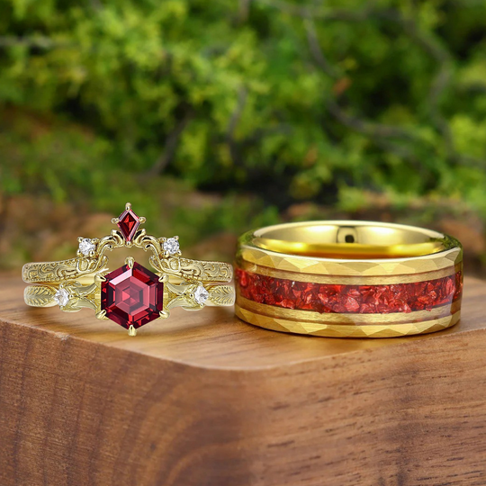 Set di anelli da coppia vintage filigranati con granato rosso taglio esagonale, decorazioni a volute, placcati in oro giallo per lui e per lei