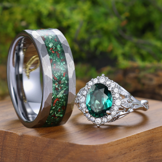 Einzigartige ovale Smaragd-Paarringe – blattinspiriertes Ehering-Set