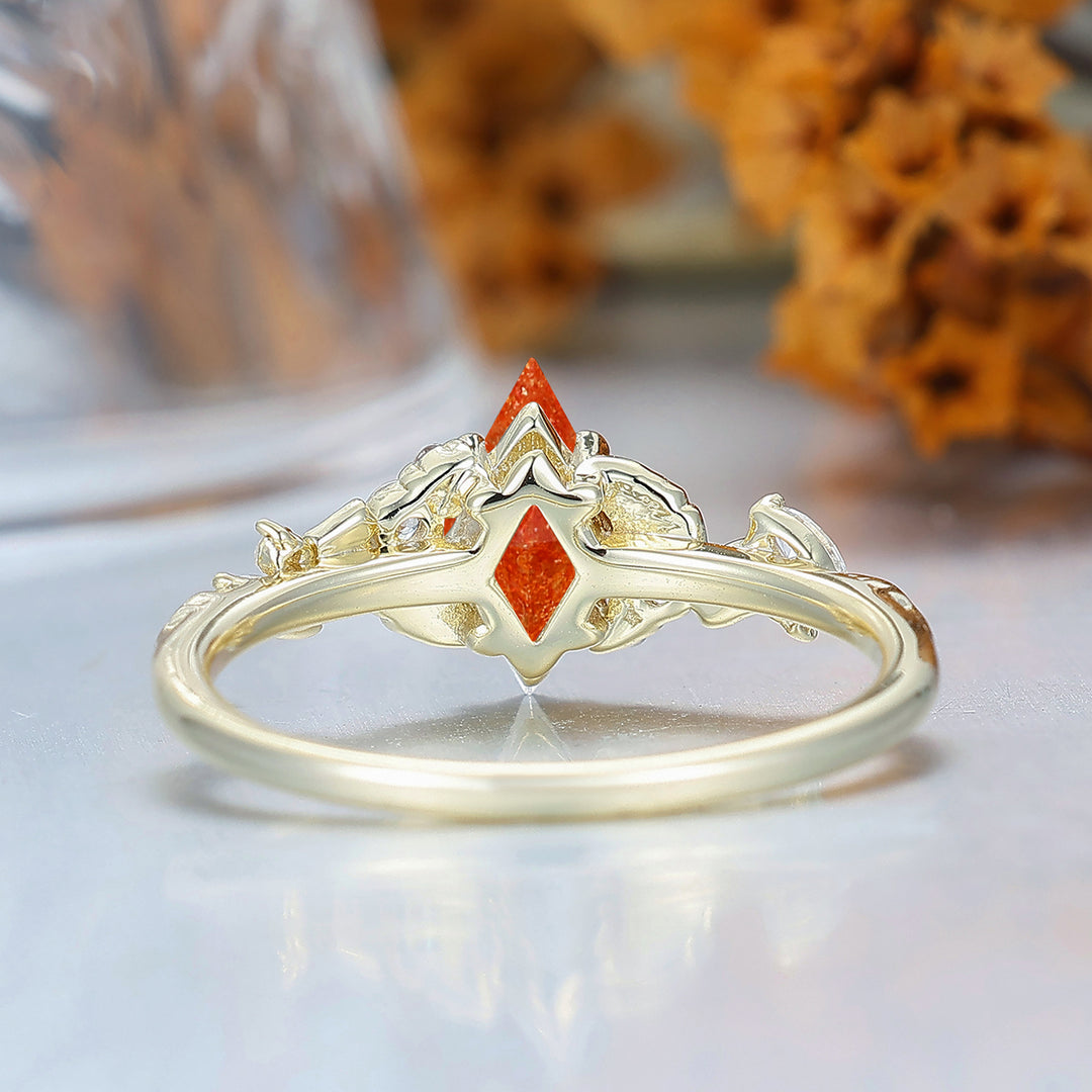 Anneau en argent et petite pierre orange Cornaline griffée Anneau en argent et petite pierre orange Cornaline griffée