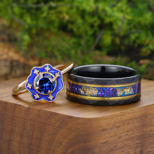 Delicati anelli da coppia con zaffiro taglio rotondo, design floreale smaltato unico, anelli abbinati