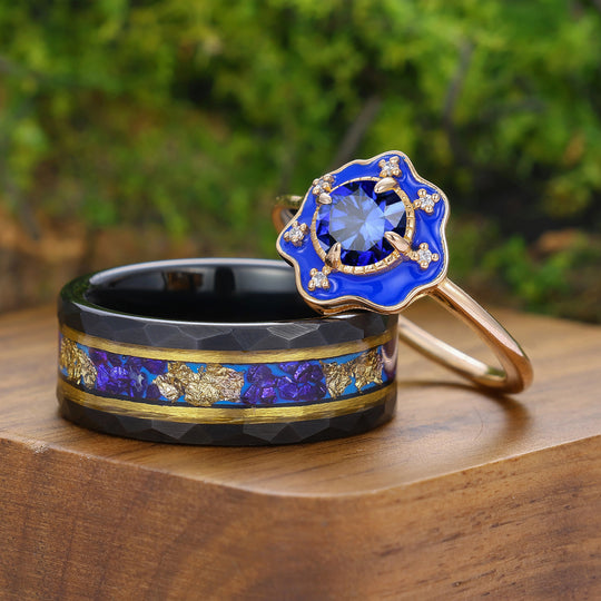 Delicati anelli da coppia con zaffiro taglio rotondo, design floreale smaltato unico, anelli abbinati