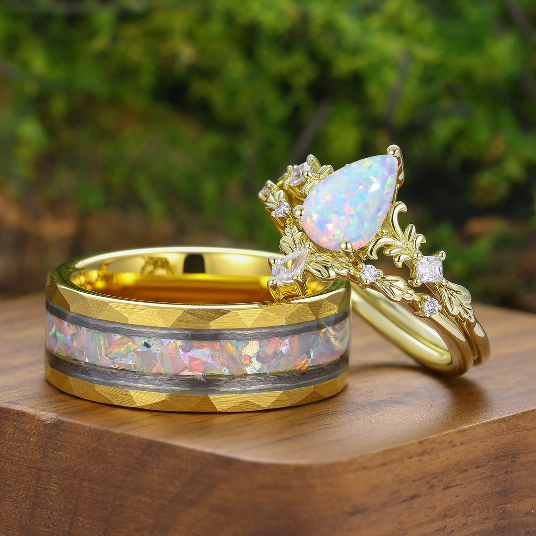 Peer geslepen roze-witte opaal paar ringenset met krullend ornament en bladmotief voor hem en haar