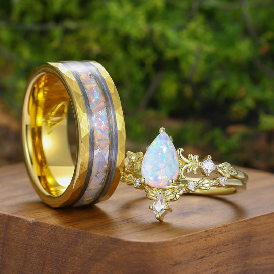 Peer geslepen roze-witte opaal paar ringenset met krullend ornament en bladmotief voor hem en haar