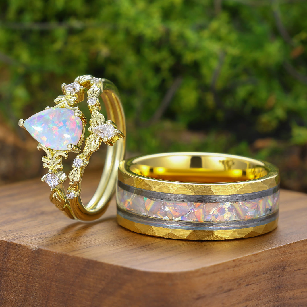 Peer geslepen roze-witte opaal paar ringenset met krullend ornament en bladmotief voor hem en haar