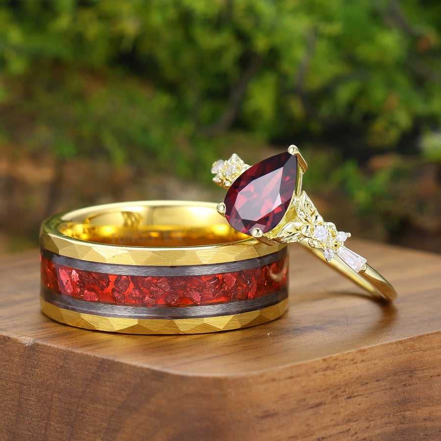 Conjunto de anillos a juego para pareja de compromiso con motivo de flor y hoja de granate rojo natural