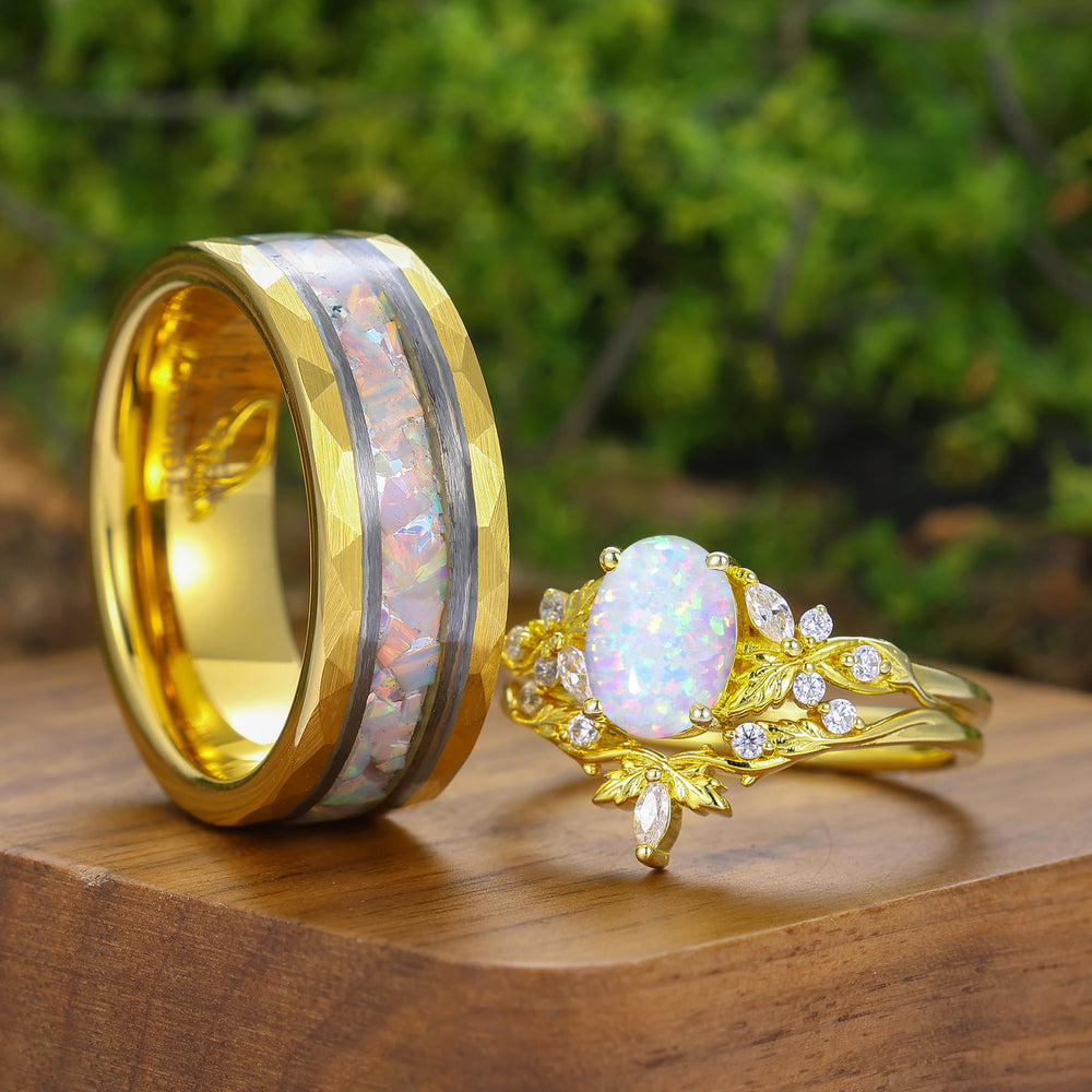 Ensemble de bagues pour lui et pour elle, plaqué or jaune, opales rose et blanche, gravé d'une feuille unique