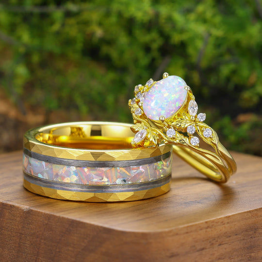 Ensemble de bagues pour lui et pour elle, plaqué or jaune, opales rose et blanche, gravé d'une feuille unique