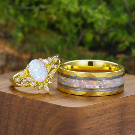 Ensemble de bagues pour lui et pour elle, plaqué or jaune, opales rose et blanche, gravé d'une feuille unique