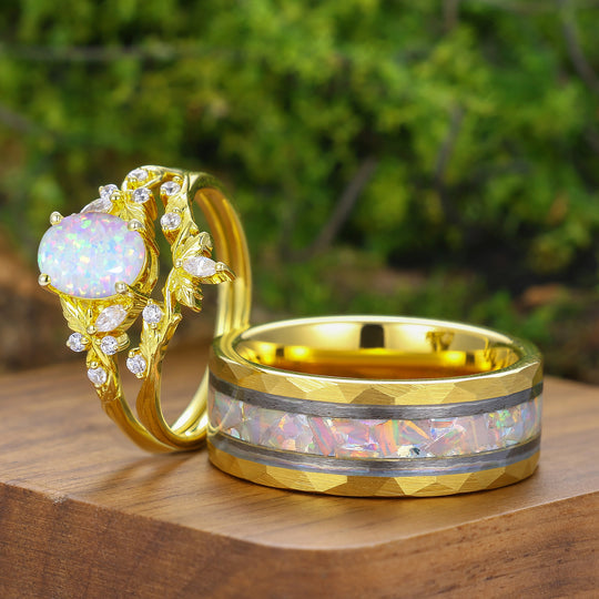 Ensemble de bagues pour lui et pour elle, plaqué or jaune, opales rose et blanche, gravé d'une feuille unique