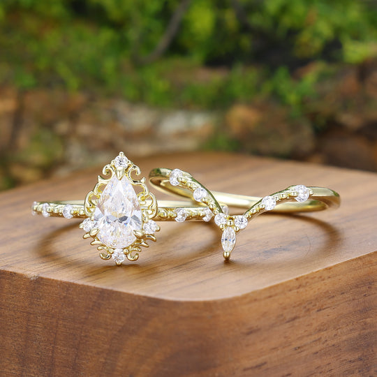 Barok Filigraan Peervormig Geslepen Moissaniet Set Paarringen Met Scrollwerk Geel Verguld Ringen Voor Hem En Haar