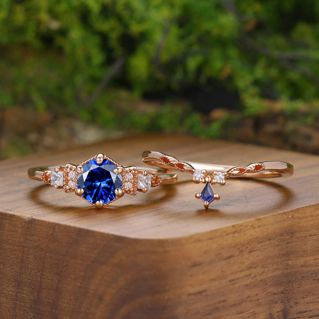 Delicaat ringenset voor koppels met ronde saffier en milgrain, roségoud verguld, bijpassende ringen