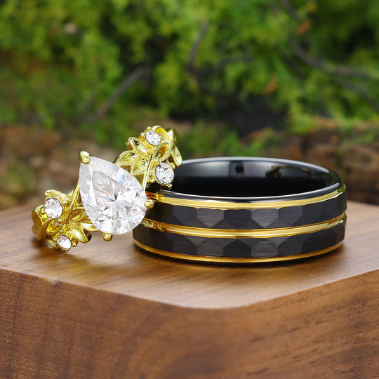 Exquisite Blattgravur Birnenförmige Moissanit Goldbeschichtete Partner-Ringe Für Ihn Und Sie