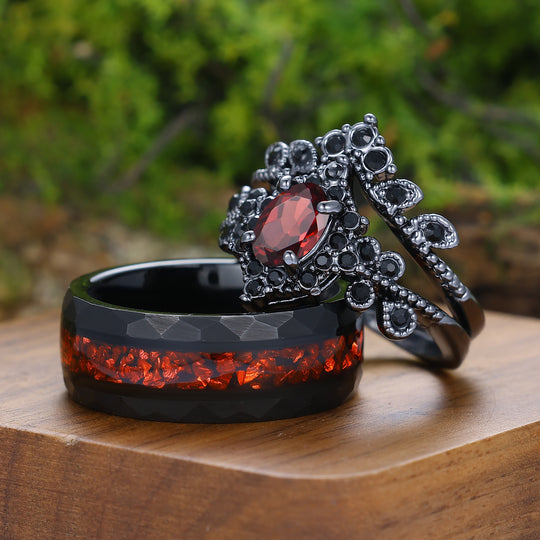 Anillos de pareja con racimo, chapados en negro, con granate rojo gótico y detalles florales milgrainados
