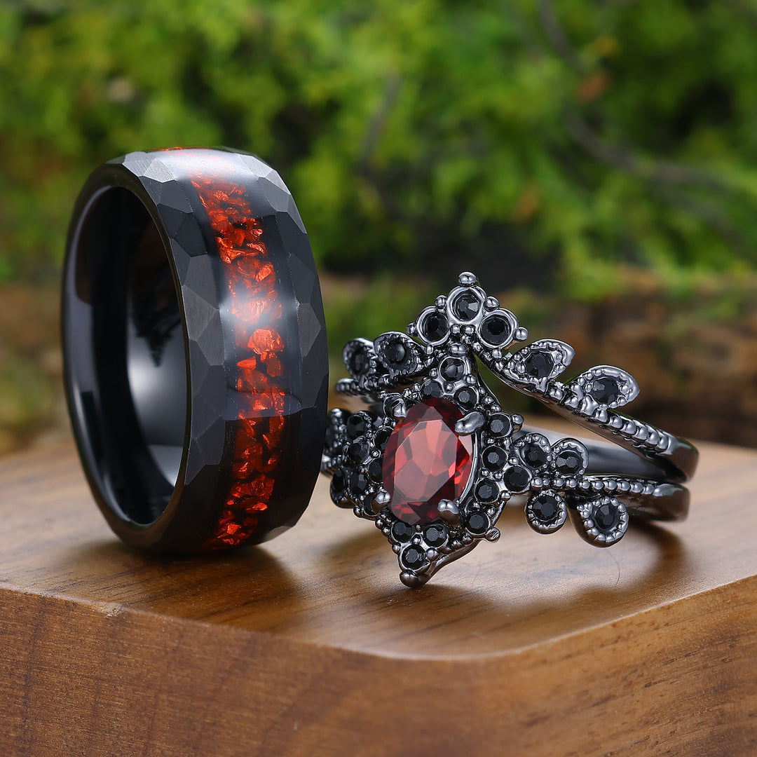 Anillos de pareja con racimo, chapados en negro, con granate rojo gótico y detalles florales milgrainados