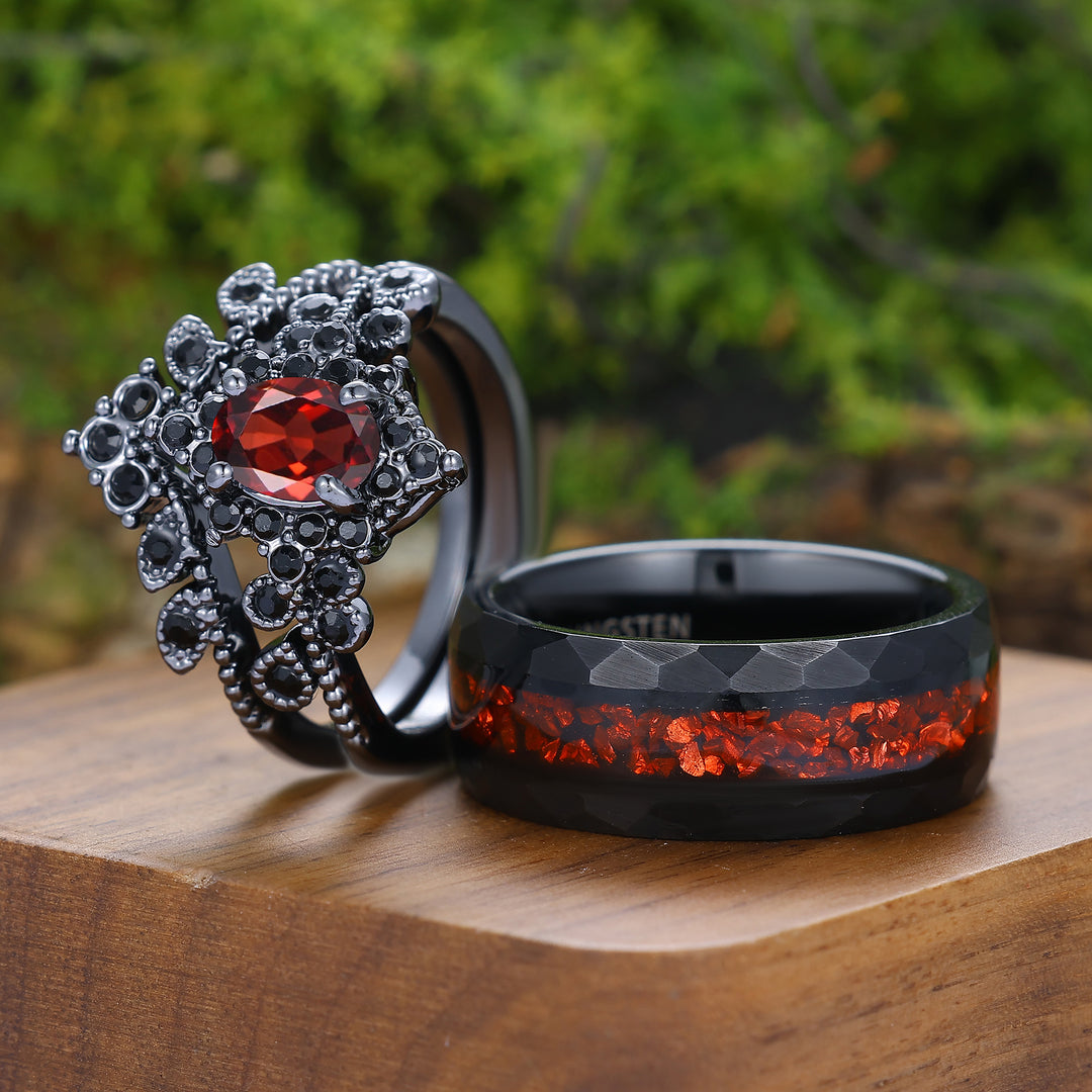Anillos de pareja con racimo, chapados en negro, con granate rojo gótico y detalles florales milgrainados