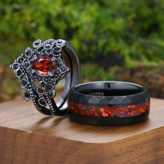 Anillos de pareja con racimo, chapados en negro, con granate rojo gótico y detalles florales milgrainados