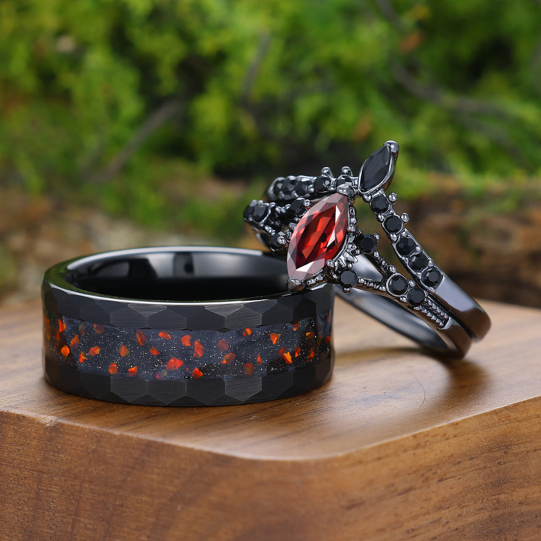 Anillo de pareja con conjunto de anillos chapados en negro con granate rojo natural tallado en marquesa gótica