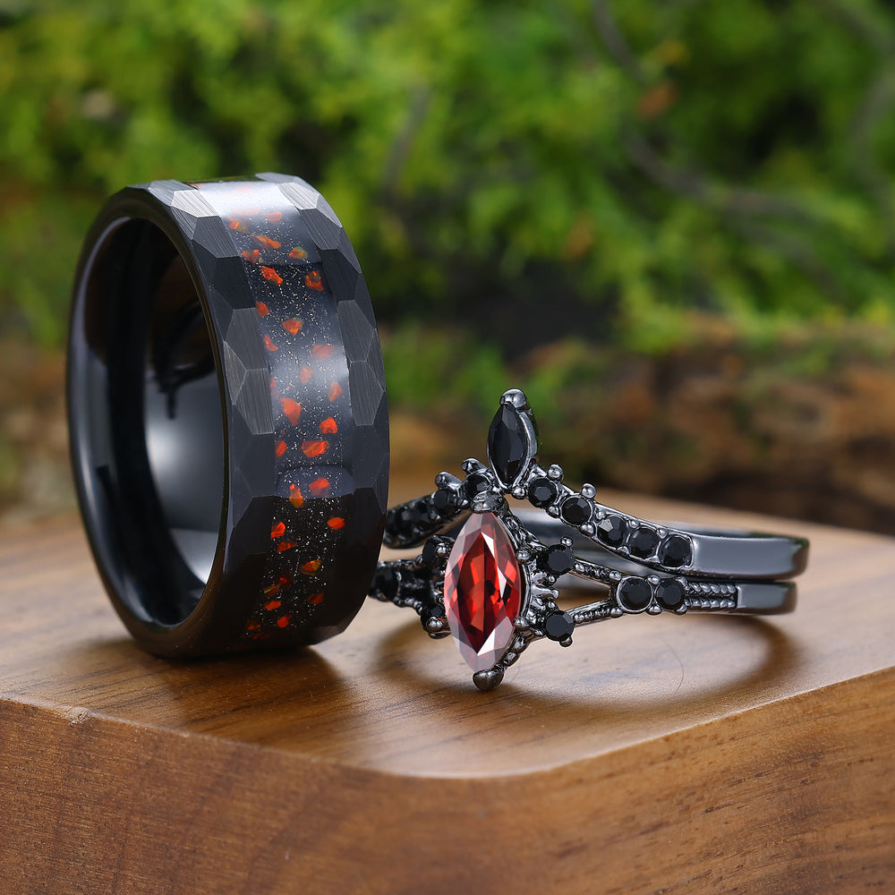 Anillo de pareja con conjunto de anillos chapados en negro con granate rojo natural tallado en marquesa gótica