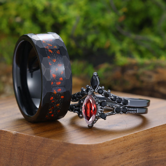 Anillo de pareja con conjunto de anillos chapados en negro con granate rojo natural tallado en marquesa gótica