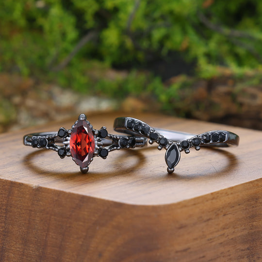 Anillo de pareja con conjunto de anillos chapados en negro con granate rojo natural tallado en marquesa gótica