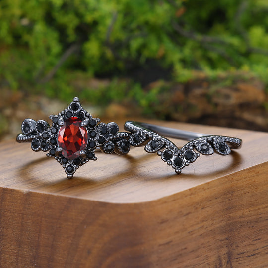 Anillos de pareja con racimo, chapados en negro, con granate rojo gótico y detalles florales milgrainados