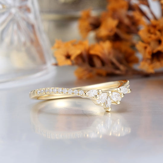 Fede Nuziale a Forma di Pera con Cluster di Moissanite per Lei