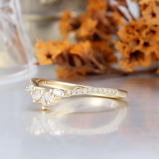 Fede Nuziale a Forma di Pera con Cluster di Moissanite per Lei