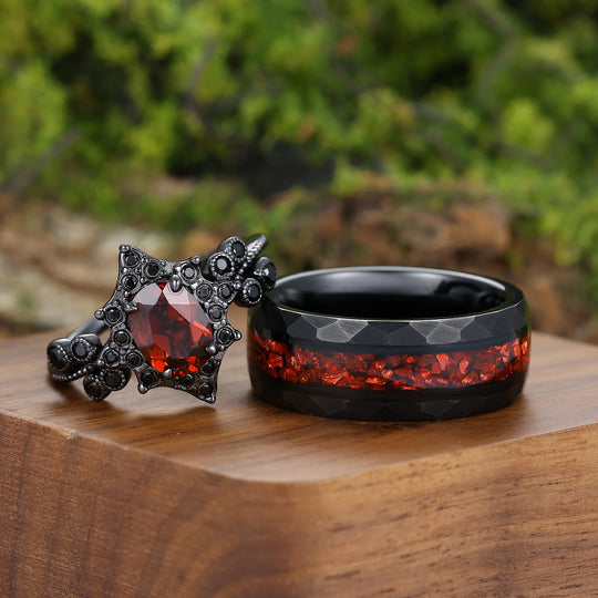 Gotisches Blumen-Design Rote Granat-Paarringe Schwarz Plattiert S925 und Wolfram Ring-Set