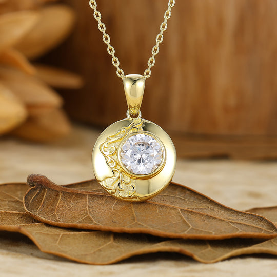 Elegant pendentif rond en or avec moissanite et motif feuille gravé, collier pour elle