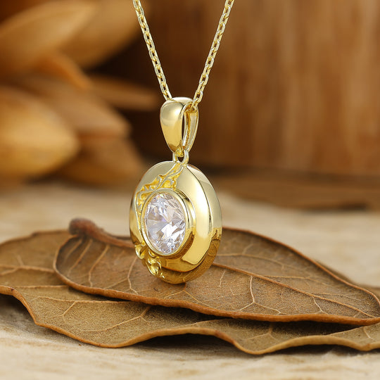 Elegant pendentif rond en or avec moissanite et motif feuille gravé, collier pour elle