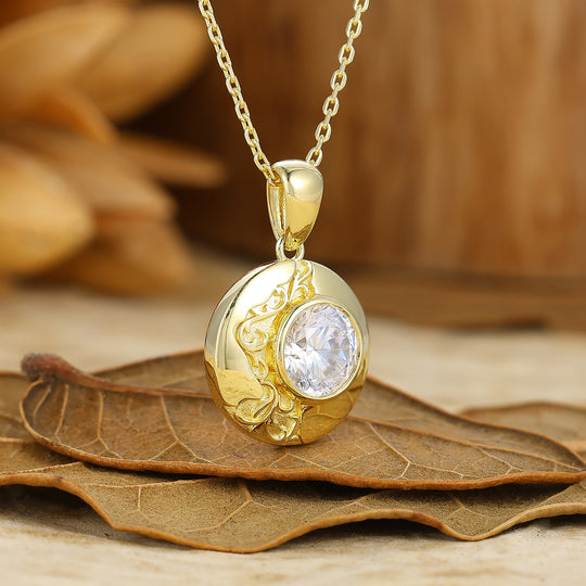 Elegant pendentif rond en or avec moissanite et motif feuille gravé, collier pour elle