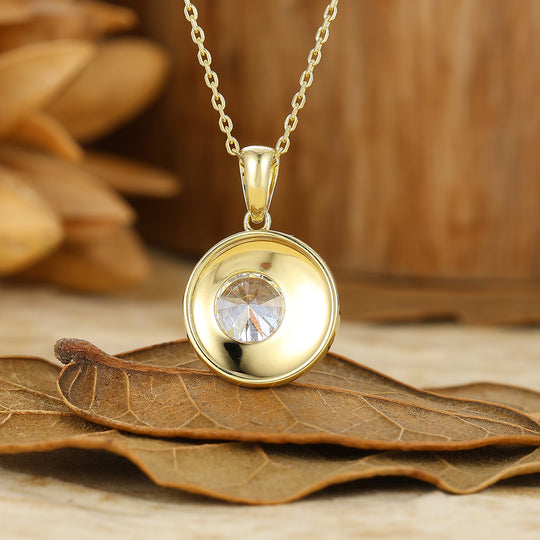Elegant pendentif rond en or avec moissanite et motif feuille gravé, collier pour elle
