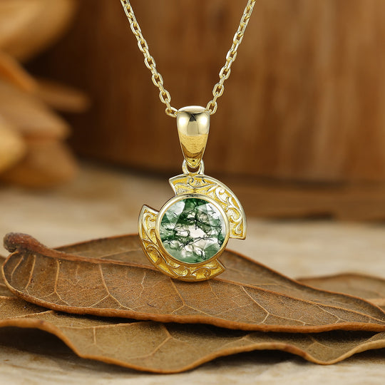 Exquise chaîne pendentif en agate mousse naturelle taillée ronde, collier croissant gravé en or