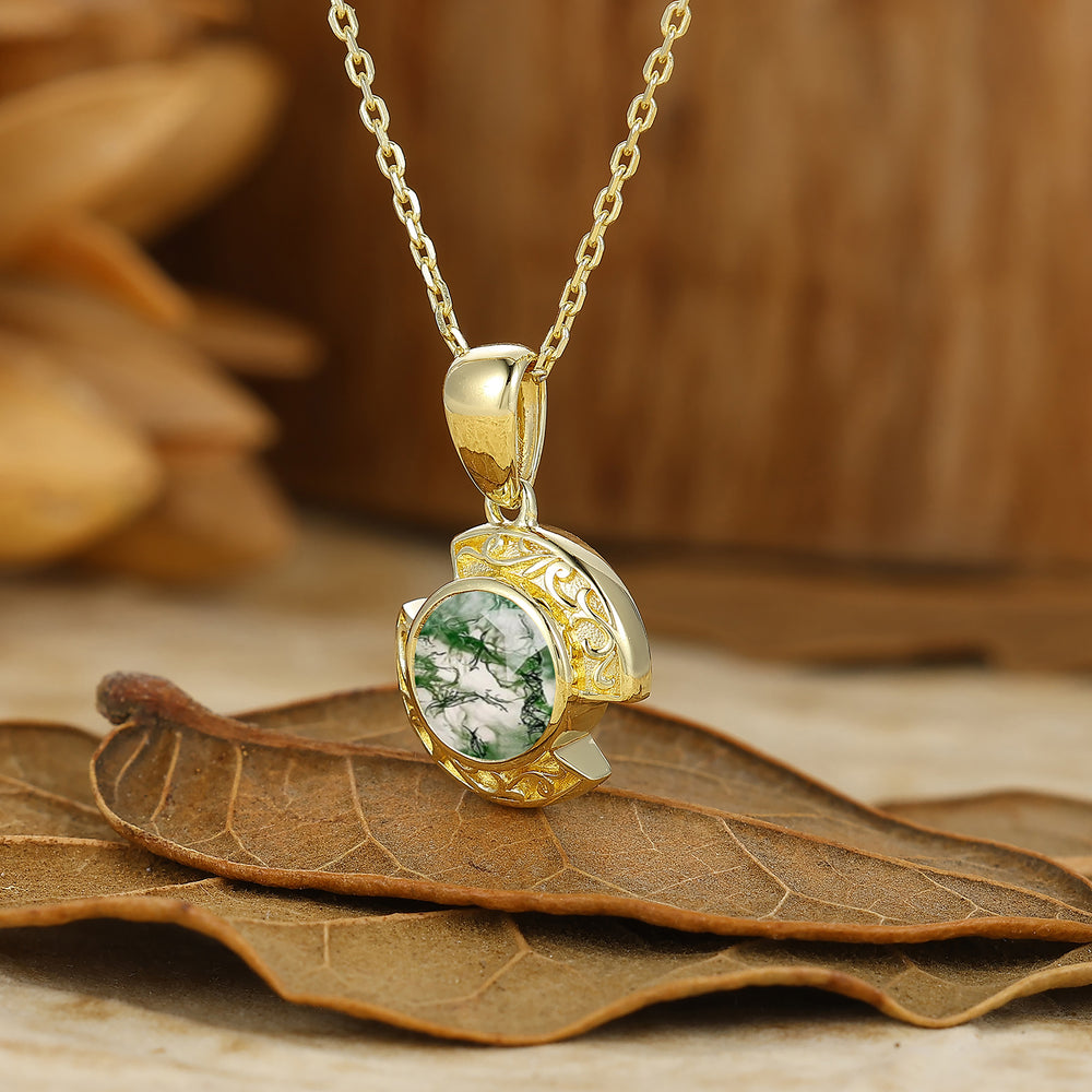 Exquise chaîne pendentif en agate mousse naturelle taillée ronde, collier croissant gravé en or