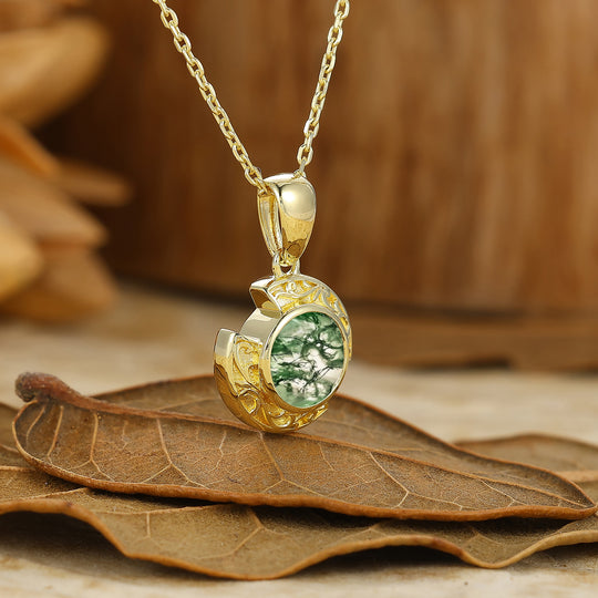 Exquise chaîne pendentif en agate mousse naturelle taillée ronde, collier croissant gravé en or