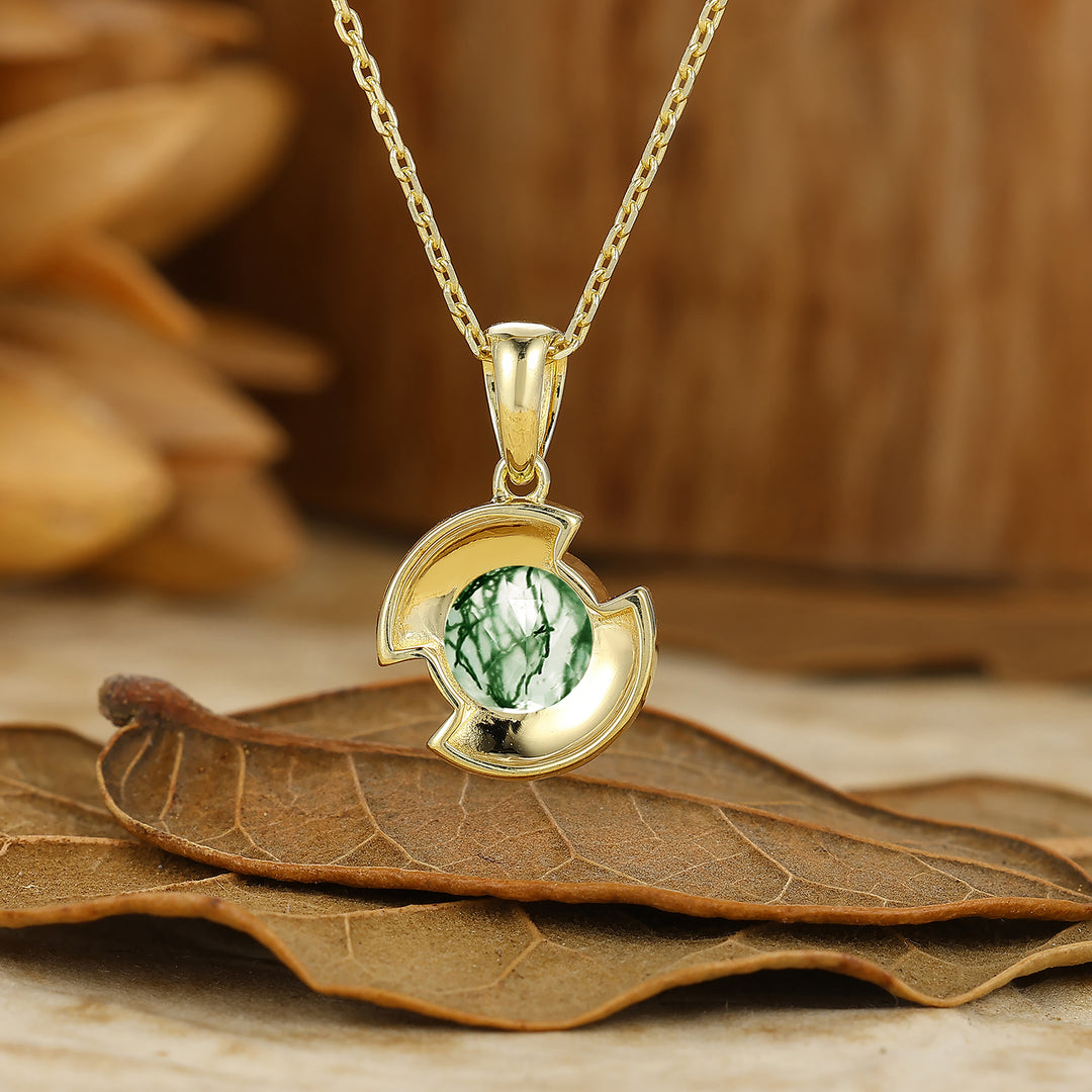 Exquise chaîne pendentif en agate mousse naturelle taillée ronde, collier croissant gravé en or
